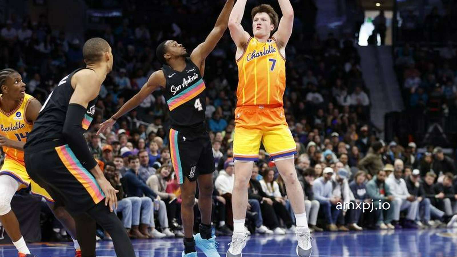 澳门新葡京热点资讯 - 文班16+8米勒26+8鲍尔16+8+8 黄蜂击败马刺迎六连胜